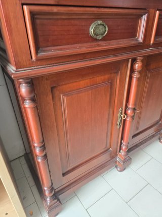 Vitrina de madera con puertas de cristal