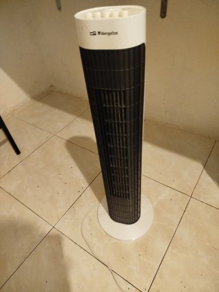 Ventilador de pie blanco y negro