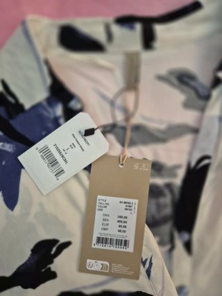 Camiseta floral azul y blanca