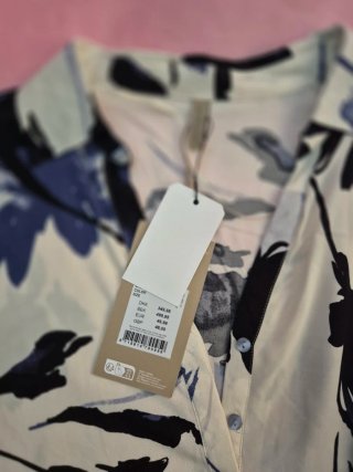 Camiseta floral azul y blanca