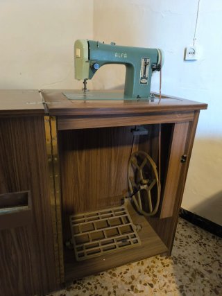 Máquina de coser Alfa modelo 80 con mueble