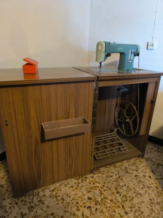 Máquina de coser Alfa modelo 80 con mueble