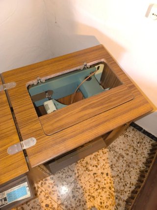 Máquina de coser Alfa modelo 80 con mueble