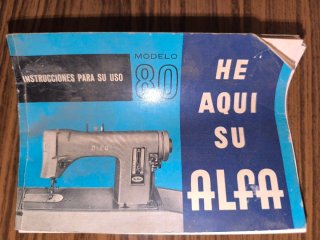 Máquina de coser Alfa modelo 80 con mueble
