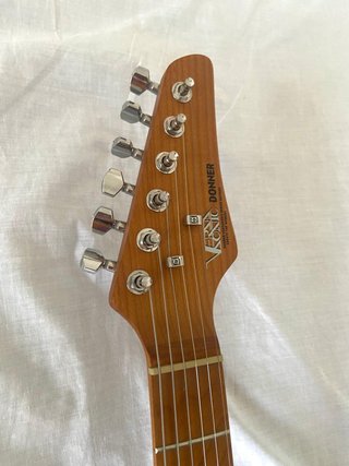 Guitarra Eléctrica Donner DST-550 + Funda
