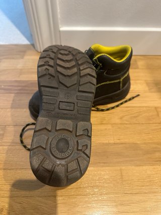 Botas de seguridad negras y amarillas