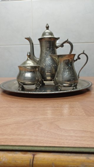 Juego de té metálico dorado y plateado