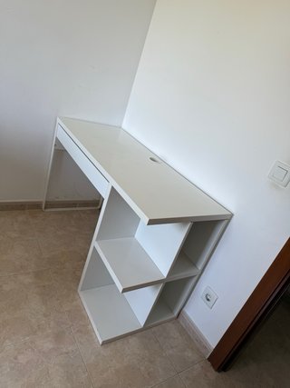 Escritorio de estudio blanco y negro