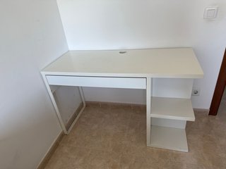 Escritorio de estudio blanco y negro