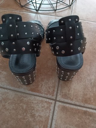 Sandalias negras con tachuelas