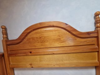 Conjunto cabecero y 2 mesitas pino