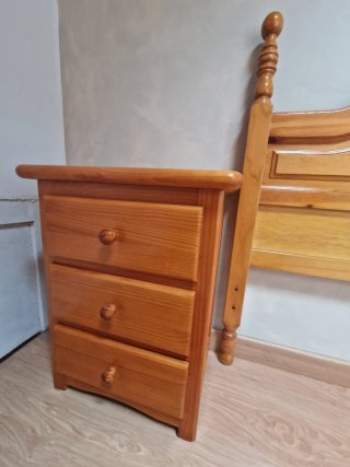 Conjunto cabecero y 2 mesitas pino