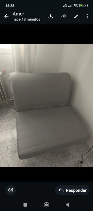 Sofá cama gris de tela