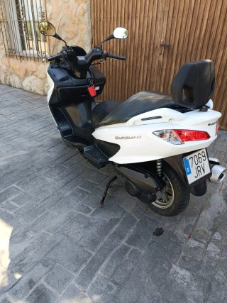 Suzuki Burgman 125cc Maxi Scooter Blanca