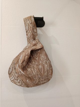 Bolso de fiesta artesanal dorado y plateado