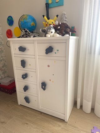 Habitación infantil completa garabatos cama y cuna