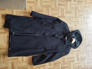 Abrigo negro con capucha