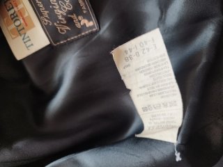 Abrigo negro con capucha