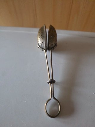 Filtro de té antiguo de bronce