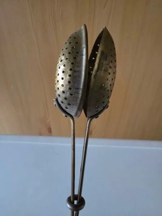 Filtro de té antiguo de bronce