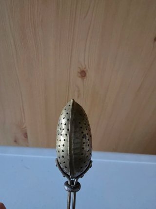Filtro de té antiguo de bronce