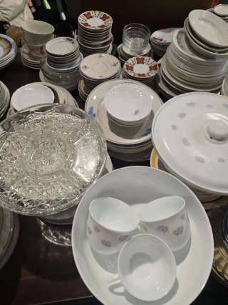 Platos y bandejas de cristal y porcelana