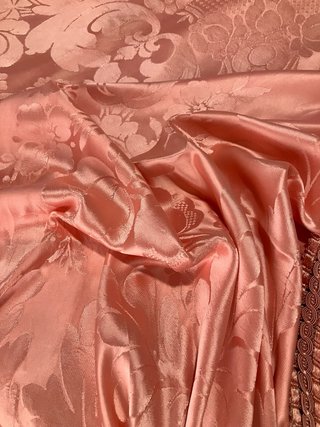Colcha de seda rosa antigua