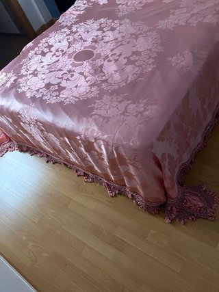 Colcha de seda rosa antigua
