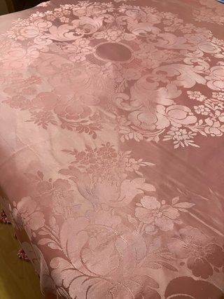 Colcha de seda rosa antigua