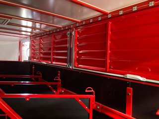 TRICAR Van 5 Caballos Rojo