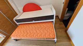 Dormitorio juvenil completo con 2 camas.
