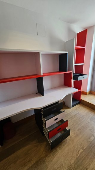 Dormitorio juvenil completo con 2 camas.