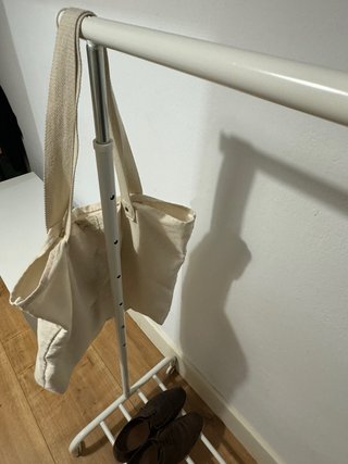 Perchero con ruedas y estante
