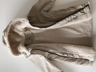 Parka niña Zara beige con forro sherpa.