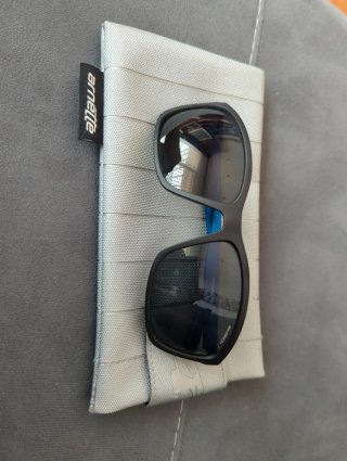 Gafas de sol Arnette polarizadas negras y azules