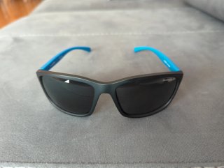 Gafas de sol Arnette polarizadas negras y azules