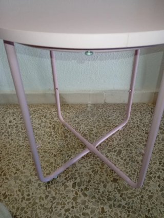 Mesa auxiliar redonda con cesto