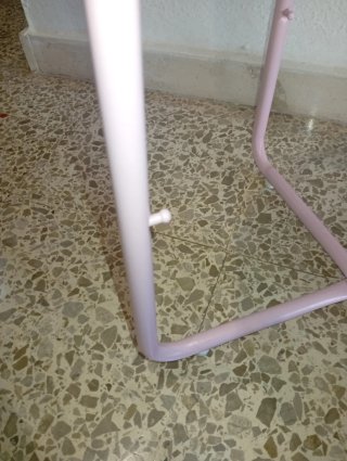 Mesa auxiliar redonda con cesto