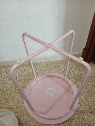 Mesa auxiliar redonda con cesto
