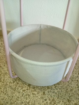 Mesa auxiliar redonda con cesto