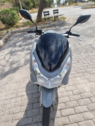 Honda PCX 125 gris nardo automática año2103