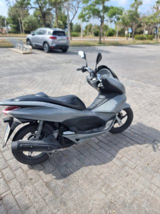 Honda PCX 125 gris nardo automática año2103