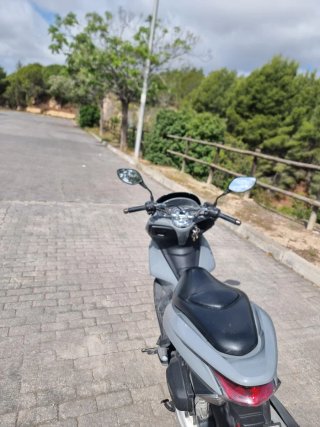 Honda PCX 125 gris nardo automática año2103
