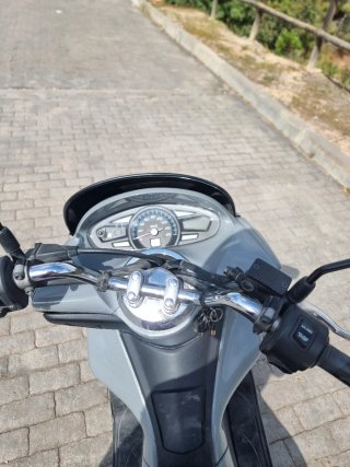 Honda PCX 125 gris nardo automática año2103