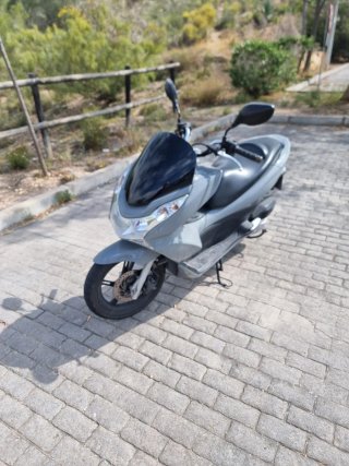 Honda PCX 125 gris nardo automática año2103