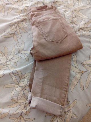 Pantalón H&M color café con leche elástico