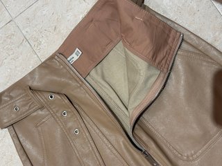 Falda corta efecto piel beige