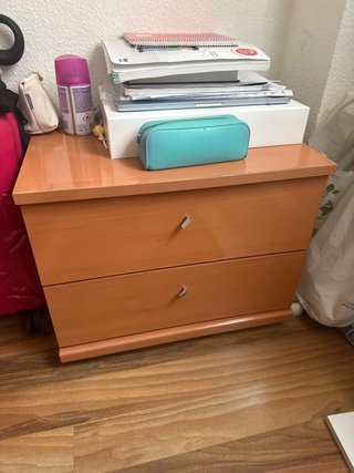 Comodino arancione con cassetti