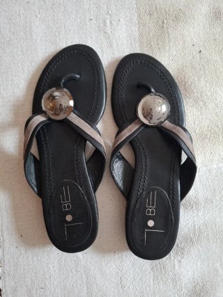 Sandalias planas de piel con detalle plateado