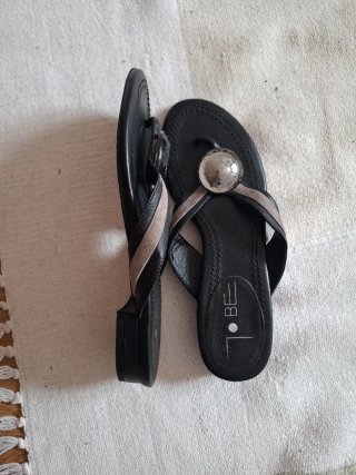 Sandalias planas de piel con detalle plateado